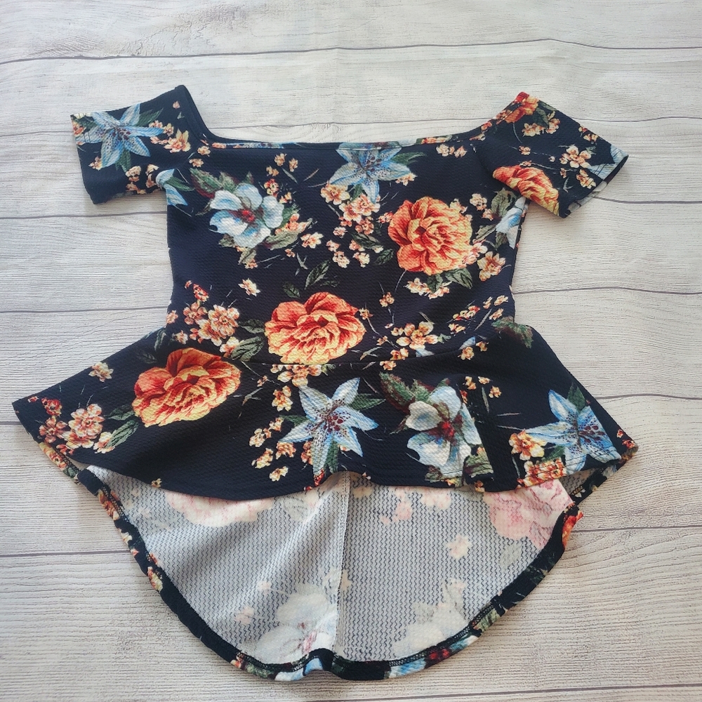 Minette floral print top. Size large